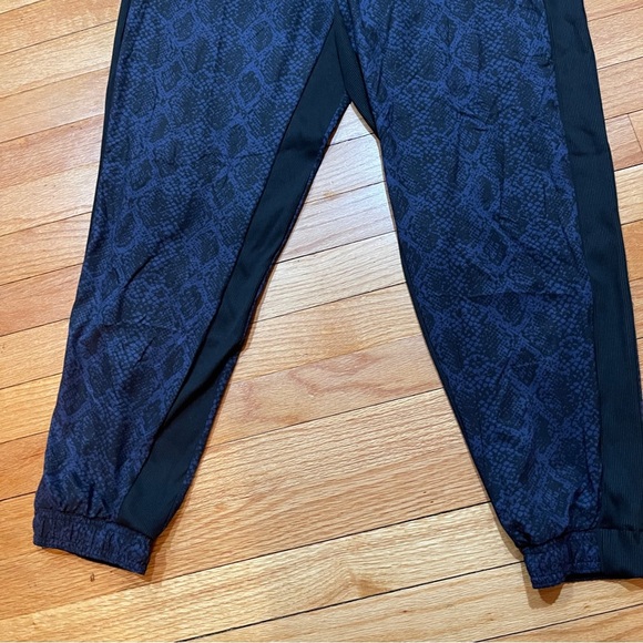 Athleta Womens Brooklyn Jogger Pants Size 12 Dark Blue Python Snake Print *read - Picture 4 of 10